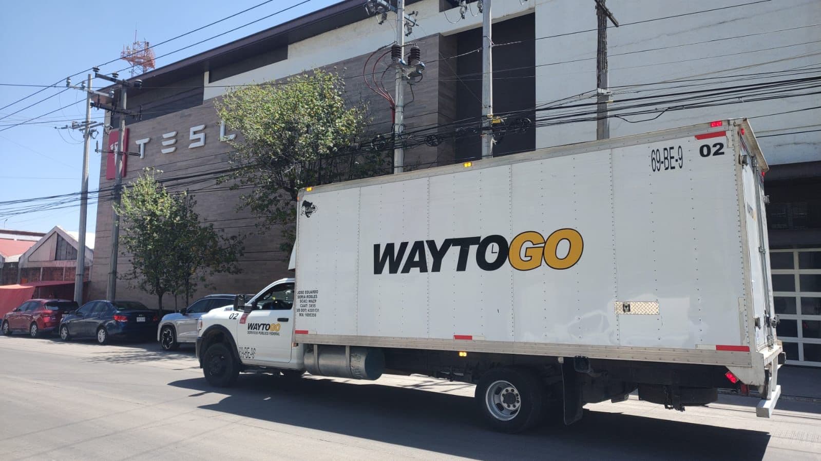 Camión WAYTOGO en operación de transporte de carga